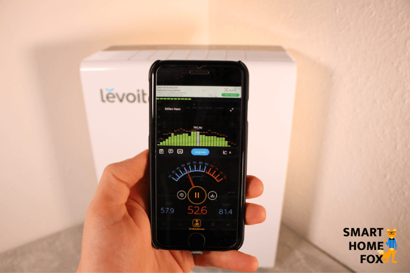 Dezibel Lautstärkemessung auf dem Handy, der Levoit Luftreiniger im Hintergrund